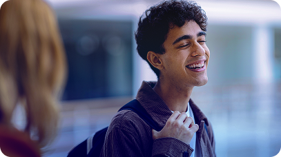 Estudante sorrindo com mochila
